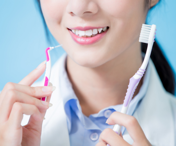 歯ブラシを持つ女性の写真