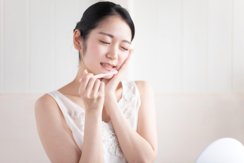 歯が痛む女性