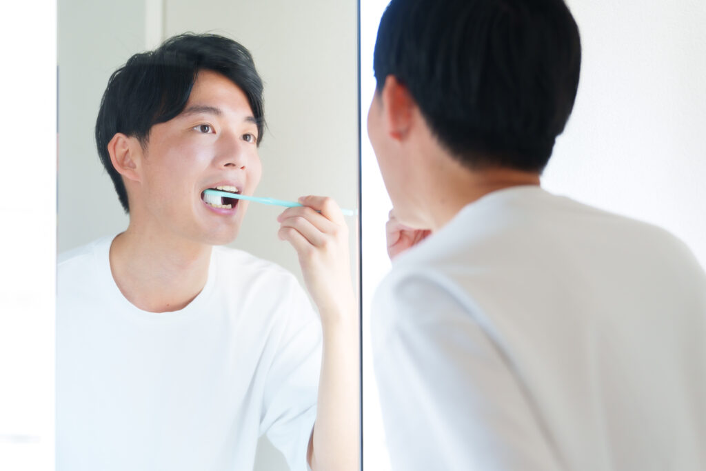 歯磨きをする男性