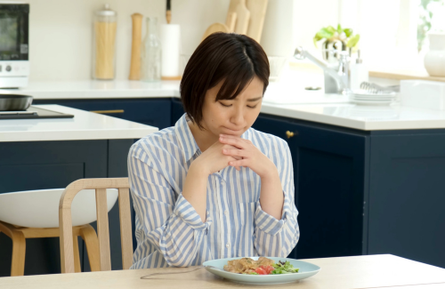 食事を我慢する女性