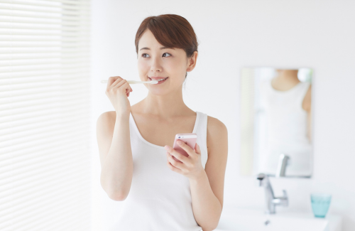 歯磨きをする女性