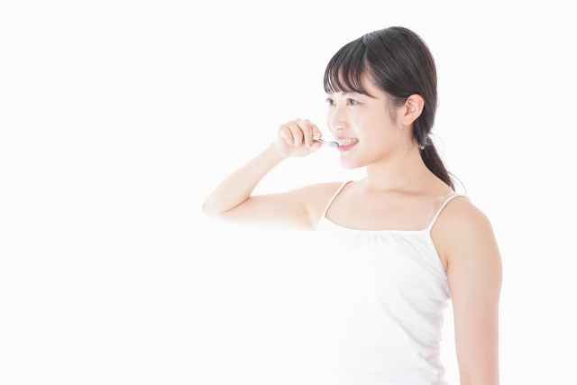 歯磨きをする女性