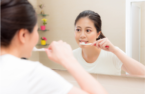 歯磨きをする女性