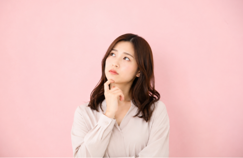 考える女性