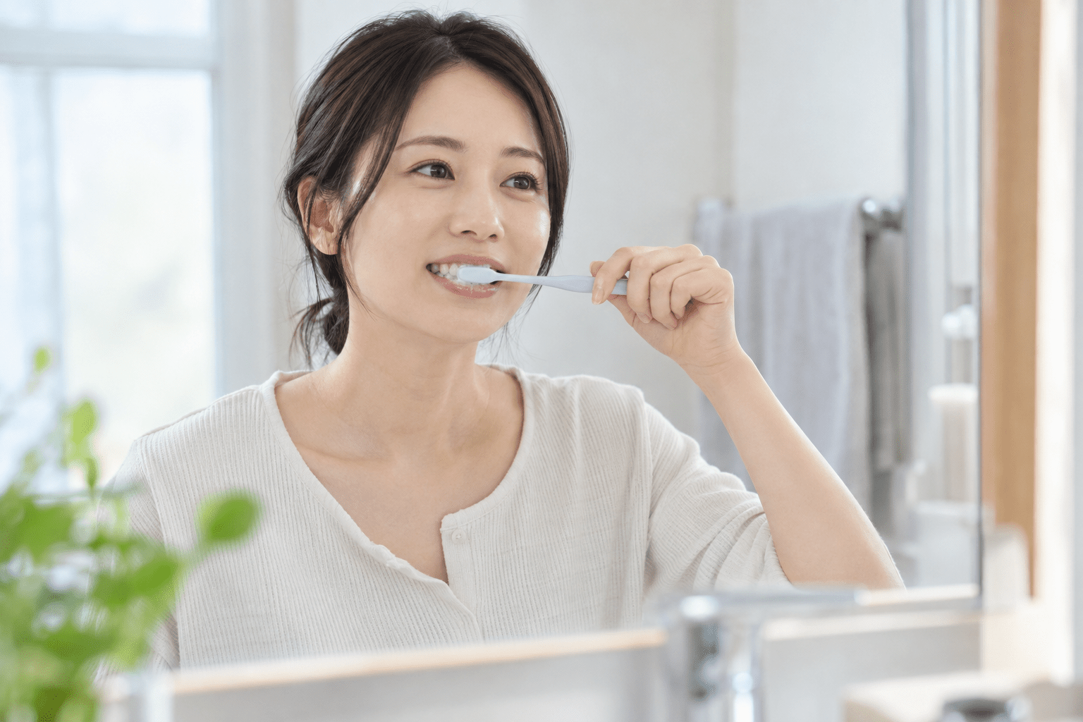 やさしく歯磨きをする女性